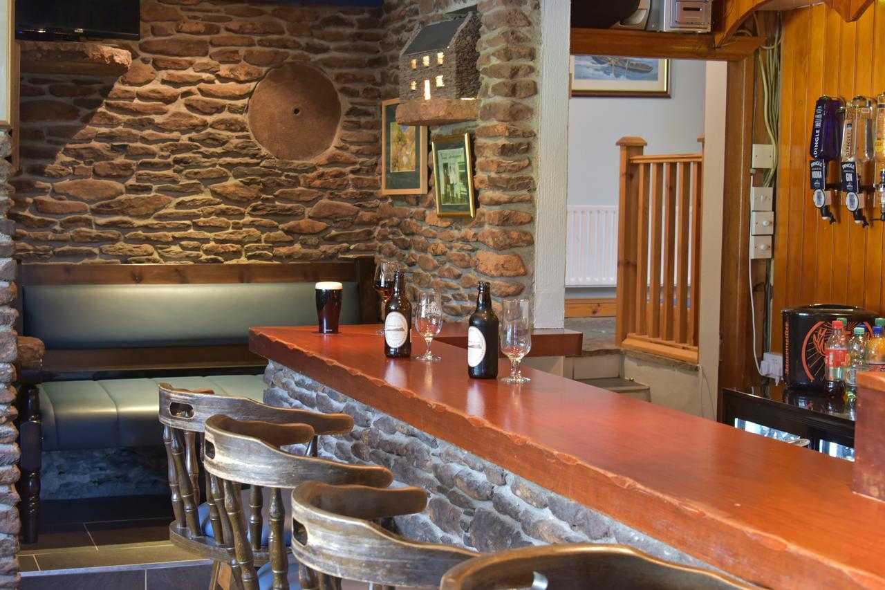 ホテル An Bothar Pub Brandon Creek エクステリア 写真